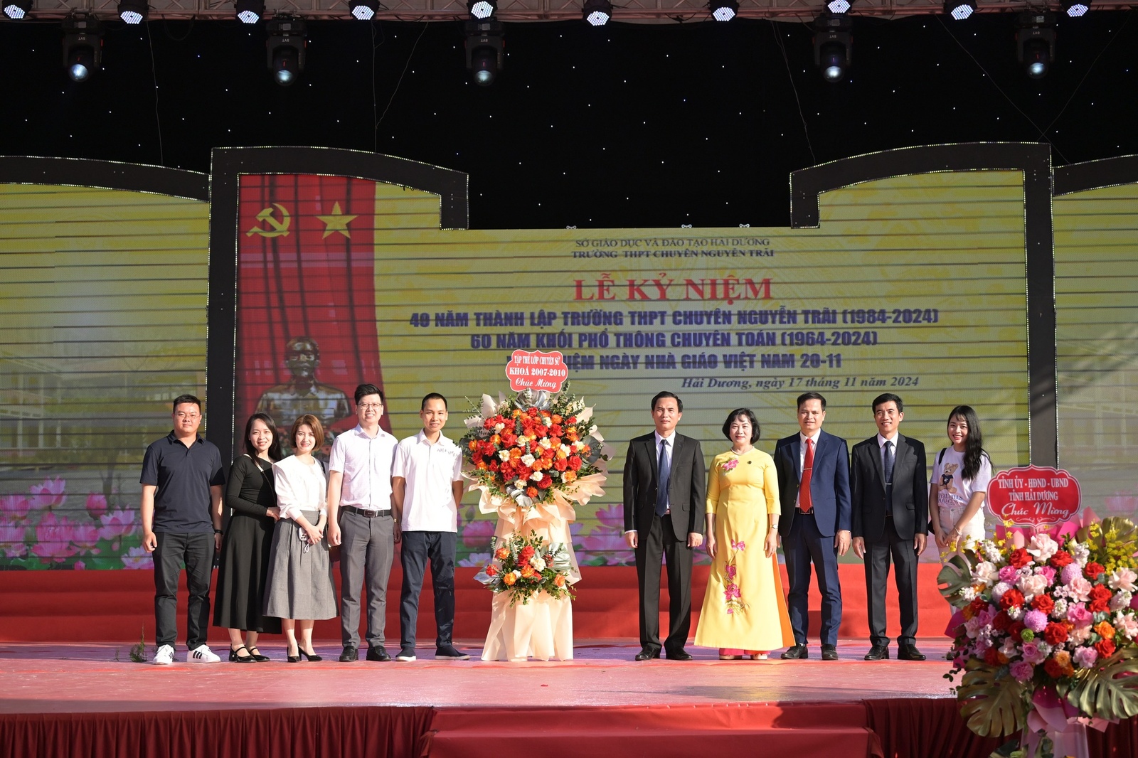 Nhấn để phóng to